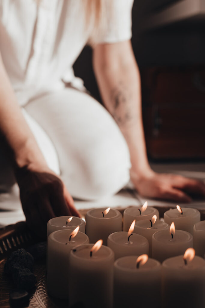 Kerzen werden angezündet, um die Schwingung im Raum bei spirituellen Coachings zu erhöhen